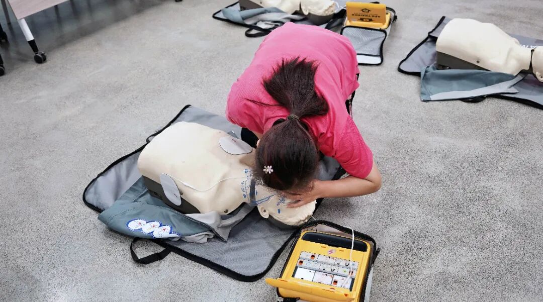 Escort Life | Equipped with AED to Light up the Light of Life